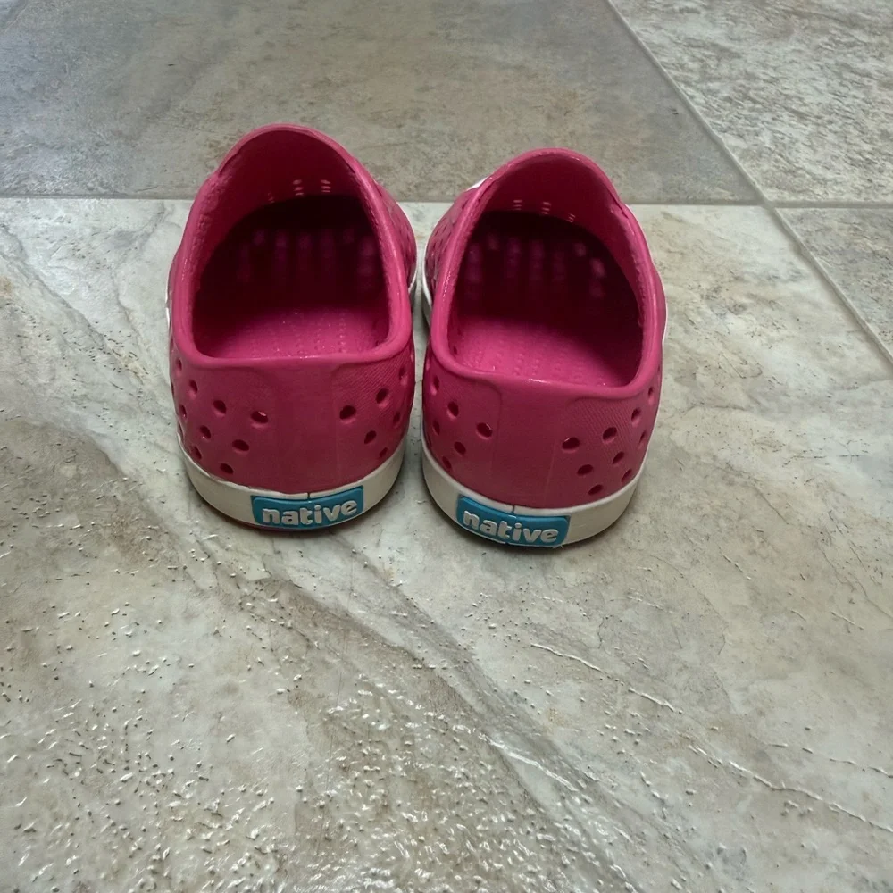 Native pink/white girls size C6 slip on shoes